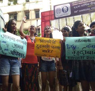 Movement of women's shorts against university dress code and movement | विद्यापीठाच्या ड्रेसकोडविरोधात विद्यार्थिनींचे शॉर्ट्स घालून आंदोलन Movement of women's shorts against university dress code and movement | विद्यापीठाच्या ड्रेसकोडविरोधात विद्यार्थिनींचे शॉर्ट्स घालून आंदोलन