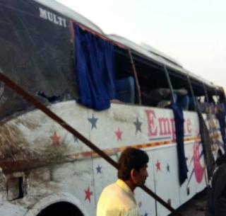 Hyderabad-Mumbai luxury bus catches fire, 4 killed | हैदराबाद- मुंबई लक्झरी बसला भीषण अपघात, ४ ठार Hyderabad-Mumbai luxury bus catches fire, 4 killed | हैदराबाद- मुंबई लक्झरी बसला भीषण अपघात, ४ ठार