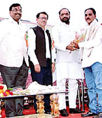Congratulations to the director of Gondi Market Committee | ंगोंडपिंपरी बाजार समिती संचालकांचा सत्कार