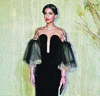 Sonam's flute appears on red carpet | जेव्हा रेड कार्पेटवर दिसतो सोनमचा जलवा Sonam's flute appears on red carpet | जेव्हा रेड कार्पेटवर दिसतो सोनमचा जलवा