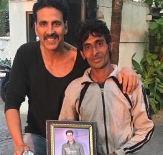 To meet Akshay, he reached the cyclone from Haridwar | अक्षयला भेटण्यासाठी 'त्याने' हरिद्वारहून सायकलने गाठली मुंबई To meet Akshay, he reached the cyclone from Haridwar | अक्षयला भेटण्यासाठी 'त्याने' हरिद्वारहून सायकलने गाठली मुंबई