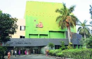 Four officials show cause notice | चार अधिकाऱ्यांना कारणे दाखवा नोटीस Four officials show cause notice | चार अधिकाऱ्यांना कारणे दाखवा नोटीस