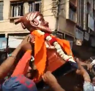VIDEO-Mental effusiveness in Nandurbar Petla, Shiv Sena aggressor | VIDEO- नंदुरबारात पुतळावाद पेटला, शिवसेना आक्रमक