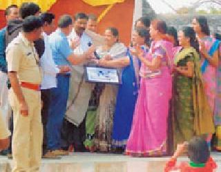 Hillary's work also made the wall of the wall pierced | हिलर्सच्या कार्याने पाषाणाच्या भिंतीलाही फुटला पाझर