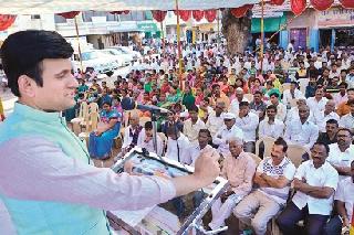 People in Kagal must take bold decisions | कागलमधील जनतेने धाडसी निर्णय घ्यावा People in Kagal must take bold decisions | कागलमधील जनतेने धाडसी निर्णय घ्यावा