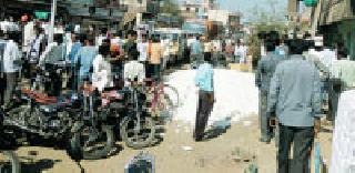 Debate in Farmers-Traders due to Variable Variation | वजनातील तफावतीमुळे शेतकरी-व्यापाऱ्यांत वाद Debate in Farmers-Traders due to Variable Variation | वजनातील तफावतीमुळे शेतकरी-व्यापाऱ्यांत वाद