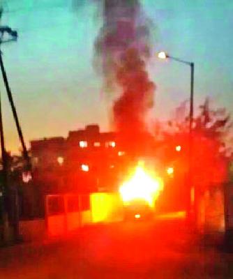 Stomach; Woe to avoid | उंटवाडीत धावत्या कारने घेतला पेट; अनर्थ टळला Stomach; Woe to avoid | उंटवाडीत धावत्या कारने घेतला पेट; अनर्थ टळला