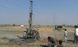 Explosions are made in the eastern part of Yeola | येवल्याच्या पूर्व भागात घडविले जाताहेत स्फोट Explosions are made in the eastern part of Yeola | येवल्याच्या पूर्व भागात घडविले जाताहेत स्फोट