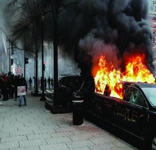 Violence against anti-Trumpet demonstrations | ट्रम्पविरोधी निदर्शनांना हिंसेचे गालबोट Violence against anti-Trumpet demonstrations | ट्रम्पविरोधी निदर्शनांना हिंसेचे गालबोट