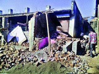 Midnight building in Surgana was demolished | सुरगाण्यात मध्यरात्री बांधकाम पाडले Midnight building in Surgana was demolished | सुरगाण्यात मध्यरात्री बांधकाम पाडले