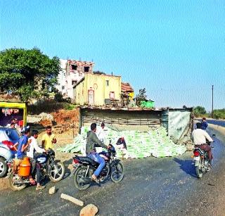 Parwariwadi backtracks in the truck | पवारवाडी वळणावर ट्रक उलटला Parwariwadi backtracks in the truck | पवारवाडी वळणावर ट्रक उलटला