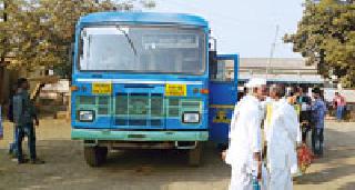 Ignorance of the entrance to the board on the bus 'Just for the students' | बसवर ‘फक्त विद्यार्थिनींसाठी’ असे फलक लावण्याकडे आगाराचे दुर्लक्ष