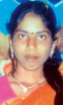 Sarada's death due to intestinal secretion | आतडे कापल्यानेच शारदाचा मृत्यू Sarada's death due to intestinal secretion | आतडे कापल्यानेच शारदाचा मृत्यू