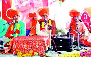 Dumblede devotees in sympathy | संकीर्तनात डुंबले भक्तगण Dumblede devotees in sympathy | संकीर्तनात डुंबले भक्तगण