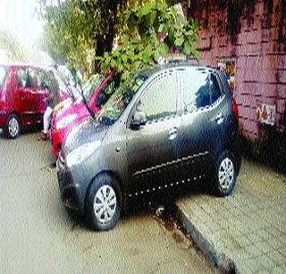 Sale of cars by capturing footpaths | फूटपाथ काबीज करत कारची विक्री Sale of cars by capturing footpaths | फूटपाथ काबीज करत कारची विक्री