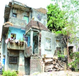 Waiting for a residential policy in dangerous buildings | धोकादायक इमारतींमधील रहिवासी धोरणाच्या प्रतीक्षेत Waiting for a residential policy in dangerous buildings | धोकादायक इमारतींमधील रहिवासी धोरणाच्या प्रतीक्षेत