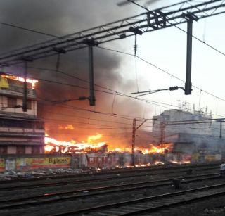 VIDEO: Under the control of a mosque near the mosque, the traffic started slow down | VIDEO : मस्जिद बंदरजवळील आग नियंत्रणात, वाहतूक संथगतीने सुरू