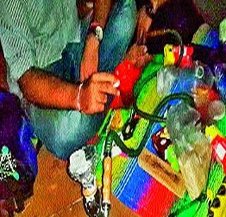 Police in the custody of the hookah | हुक्का पार्टी करणारे पोलिसांच्या ताब्यात Police in the custody of the hookah | हुक्का पार्टी करणारे पोलिसांच्या ताब्यात