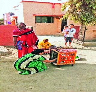 The lives of Mariviwalis, who live in pop culture, are neglected | लोकसंस्कृती जपणाऱ्या मरिआईवाल्यांचे जीवन उपेक्षितच The lives of Mariviwalis, who live in pop culture, are neglected | लोकसंस्कृती जपणाऱ्या मरिआईवाल्यांचे जीवन उपेक्षितच