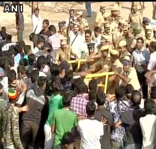 Jaliktu: Police have removed agitators from Marina Beach | जलिकट्टू : पोलिसांनी आंदोलनकर्त्यांना मरीना बीचवरून हटवले Jaliktu: Police have removed agitators from Marina Beach | जलिकट्टू : पोलिसांनी आंदोलनकर्त्यांना मरीना बीचवरून हटवले