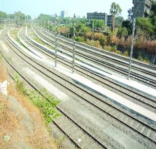 Let's mark the fifth day of the employers due to the train picket | रेल्वे फाटकामुळे नोकरदारांच्या पाचवीला पुजलाय रोजच लेटमार्क Let's mark the fifth day of the employers due to the train picket | रेल्वे फाटकामुळे नोकरदारांच्या पाचवीला पुजलाय रोजच लेटमार्क