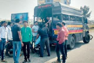 Leaving the lingerie, the groom's vehicles run | ंलग्नसोहळा सोडून वऱ्हाड्यांची वाहनांकडे धाव