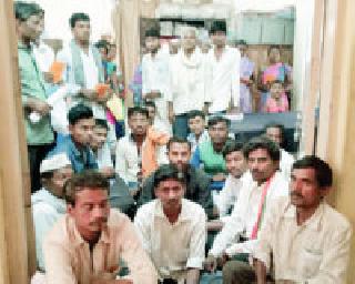 Stones in the Tahsil for ration cards | रेशनकार्डसाठी तहसीलमध्ये ठिय्या Stones in the Tahsil for ration cards | रेशनकार्डसाठी तहसीलमध्ये ठिय्या