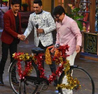 Jackie Chan took the bike to 10 lacs | जॅकी चॅनची ती सायकल चाहत्याने घेतली 10 लाखात Jackie Chan took the bike to 10 lacs | जॅकी चॅनची ती सायकल चाहत्याने घेतली 10 लाखात