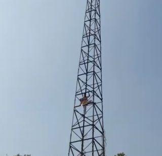 VIDEO - Farmer's Shoal Style movement for bullock cart racing | VIDEO - बैलगाडी शर्यतीसाठी शेतकऱ्याचे शोले स्टाईल आंदोलन