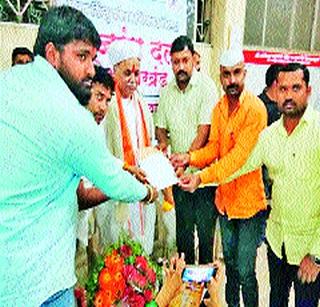 Togadia sticks to bullock race! | तोगडिया यांना बैलगाडा शर्यतीबाबत साकडे! Togadia sticks to bullock race! | तोगडिया यांना बैलगाडा शर्यतीबाबत साकडे!