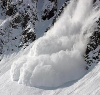 Avalanche at the Army's helm in Kashmir, the death of an officer | काश्मीरमध्ये लष्कराच्या तळावर हिमस्खलन, एका अधिकाऱ्याचा मृत्यू Avalanche at the Army's helm in Kashmir, the death of an officer | काश्मीरमध्ये लष्कराच्या तळावर हिमस्खलन, एका अधिकाऱ्याचा मृत्यू