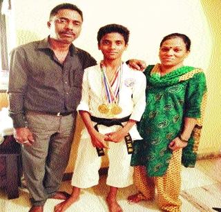 The financial strength of karatepartr wings | कराटेपटूच्या पंखाला हवे आर्थिक बळ