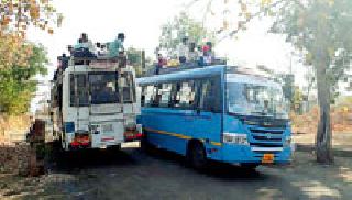 Travel by bus to private buses | धारणीत खासगी बसेसच्या टपावर बसून प्रवास Travel by bus to private buses | धारणीत खासगी बसेसच्या टपावर बसून प्रवास