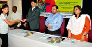 Young voters strengthen democracy base | युवा मतदार बळकट लोकशाहीचा आधार Young voters strengthen democracy base | युवा मतदार बळकट लोकशाहीचा आधार