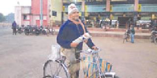 Duty to be obeyed by the child despite his mother's death at home | घरी आईचे पार्थिव तरीही मुलाने बजावले कर्तव्य Duty to be obeyed by the child despite his mother's death at home | घरी आईचे पार्थिव तरीही मुलाने बजावले कर्तव्य