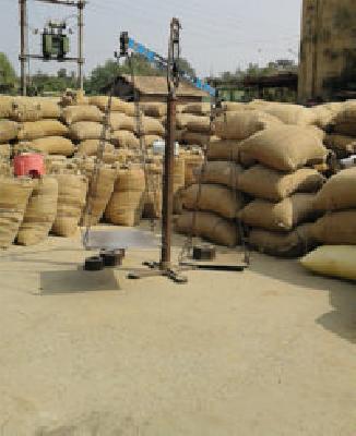 The weight of four centers with a grader | एका ग्रेडरकडे चार केंद्रांचा भार