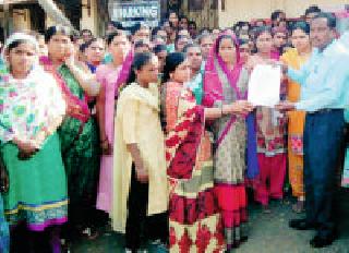 Microfinance Company Deals Women's Fraud | मायक्रोफायनान्स कंपनीने केली महिलांची फसवणूक Microfinance Company Deals Women's Fraud | मायक्रोफायनान्स कंपनीने केली महिलांची फसवणूक