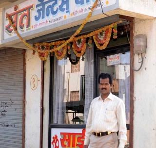 Save daughter: Girl's father gets beard-cutting free for three months | बेटी बचाओ : मुलीच्या बापाला तीन महिने दाढी-कटिंग ‘फ्री’ Save daughter: Girl's father gets beard-cutting free for three months | बेटी बचाओ : मुलीच्या बापाला तीन महिने दाढी-कटिंग ‘फ्री’