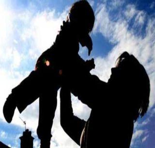 Mother 2 year old boy thrown out | आईनेच 2 वर्षाच्या मुलाला फेकले जीन्यावरुन