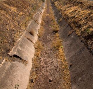 Bullet bombshell, canal engineer order | लोकमतच्या बातमीचा दणका, कालव्याच्या दुरुस्तीचे अभियंत्यांचे आदेश Bullet bombshell, canal engineer order | लोकमतच्या बातमीचा दणका, कालव्याच्या दुरुस्तीचे अभियंत्यांचे आदेश