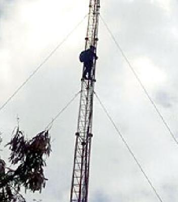 The Republican day farmer ascended towers | प्रजासत्ताकदिनी शेतकरी चढला टॉवरवर