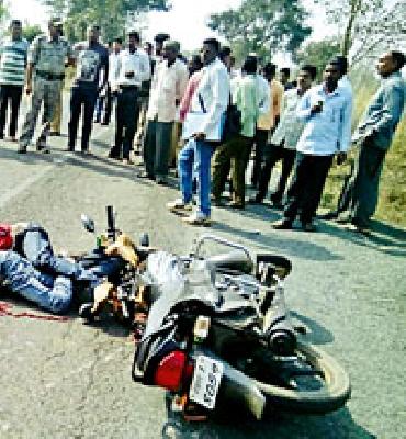 In the shock of the truck | भरधाव ट्रकच्या धडकेत In the shock of the truck | भरधाव ट्रकच्या धडकेत