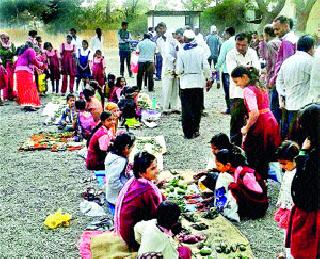Students filled the village in the week's Weekly market | विद्यार्थ्यांनी गावात भरविला आठवडे बाजार Students filled the village in the week's Weekly market | विद्यार्थ्यांनी गावात भरविला आठवडे बाजार