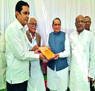 Farmers bought commodities! | कृषिमंत्र्यांनी खरेदी केला शेतमाल!