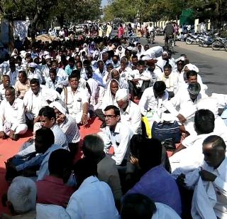 To complete debt waiver, before the Sevagram Ashram, | संपूर्ण कर्जमाफीसाठी सेवाग्राम आश्रमासमोर शेतकऱ्यांचे महात्म्यांना साकडे To complete debt waiver, before the Sevagram Ashram, | संपूर्ण कर्जमाफीसाठी सेवाग्राम आश्रमासमोर शेतकऱ्यांचे महात्म्यांना साकडे