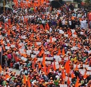 Maratha community performances at Karla Phata | मराठा समाजाचा कार्ला फाटा येथे चक्काजाम