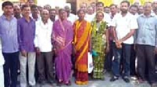 Predictive farmers hit the district level | प्रकल्पग्रस्त शेतकऱ्यांची जिल्हाकचेरीवर धडक Predictive farmers hit the district level | प्रकल्पग्रस्त शेतकऱ्यांची जिल्हाकचेरीवर धडक