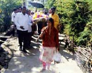 Funeral on the woman made from the public house | लोकवर्गणीतून केले महिलेवर अंत्यसंस्कार Funeral on the woman made from the public house | लोकवर्गणीतून केले महिलेवर अंत्यसंस्कार