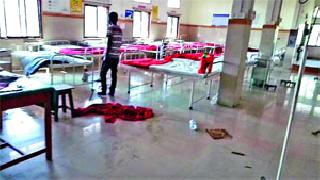 Two-and-a-half hours of a patient's injuries in the district hospital | जिल्हा रुग्णालयात रुग्णाचा अडीच तास धुमाकूळ