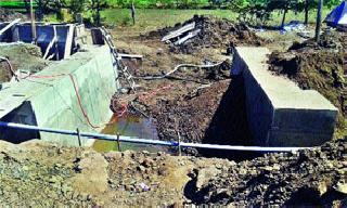 Work of unnecessary bridge on Ghoti-Kaluaste road | घोटी-काळुस्ते रस्त्यावर अनावश्यक पुलाचे काम